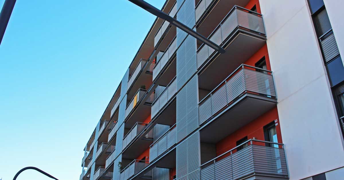 Fermetures En Aluminium Et Verre Pour Immeuble Résidentiel à Barcelone